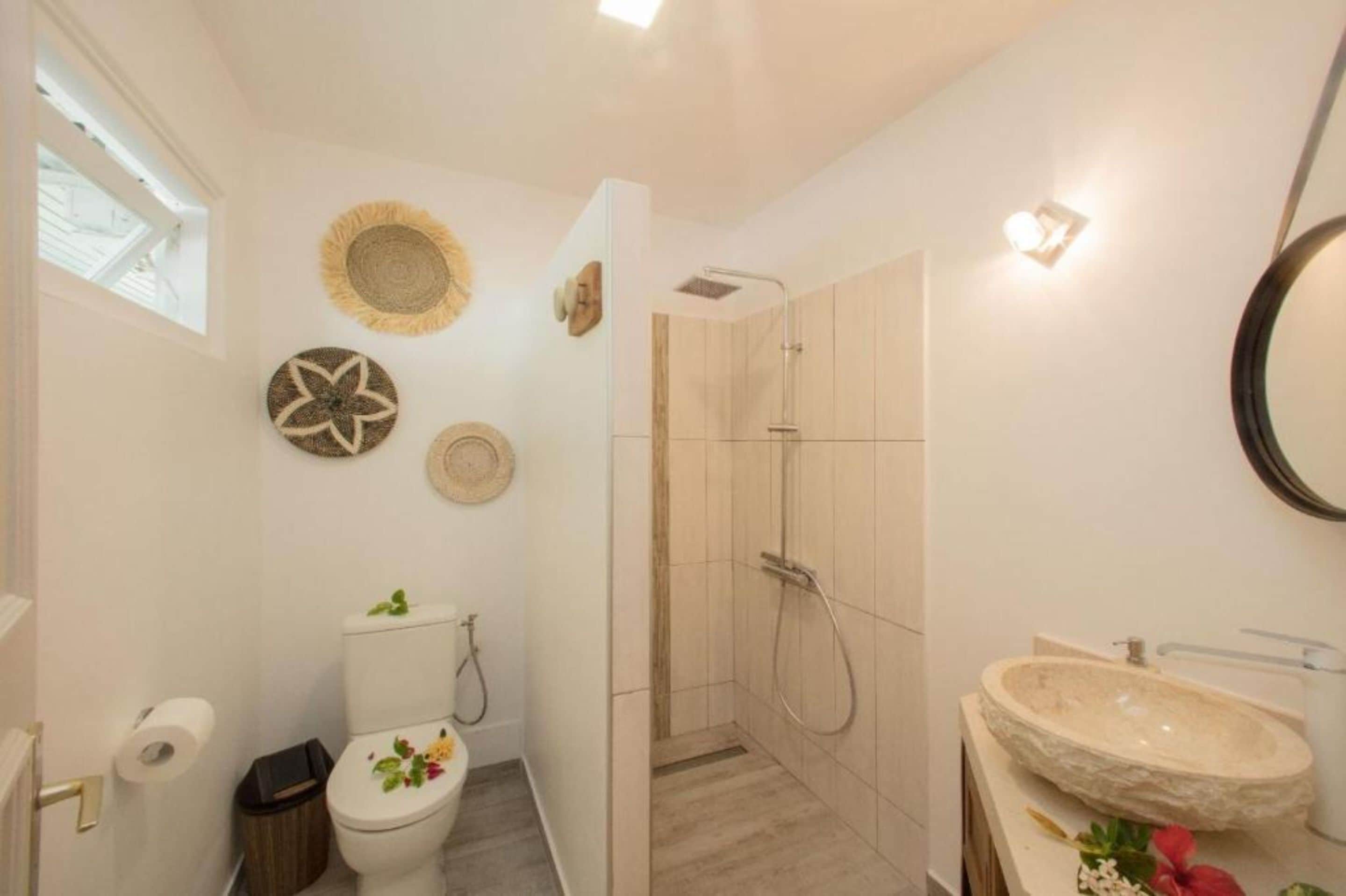 shower, free toiletries, towels