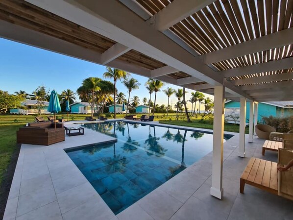 室外游泳池，日光浴躺椅