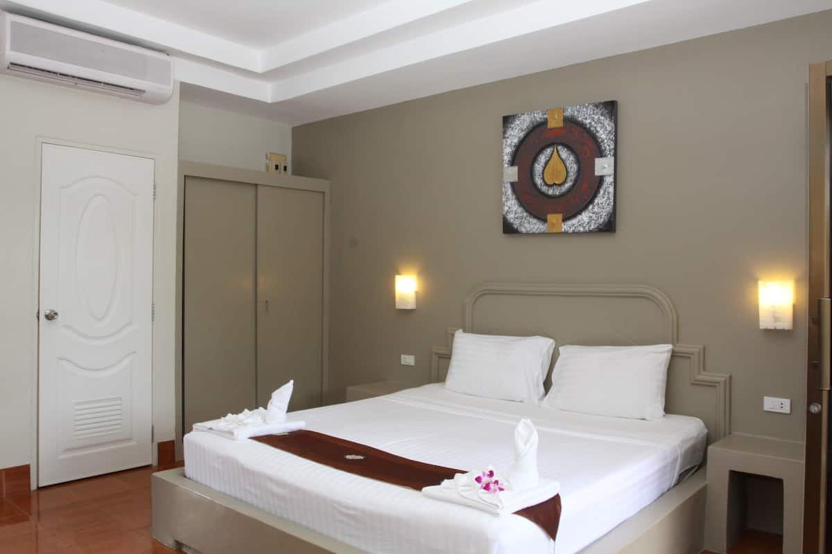 Minibar, in-room safe, individually decorated, desk