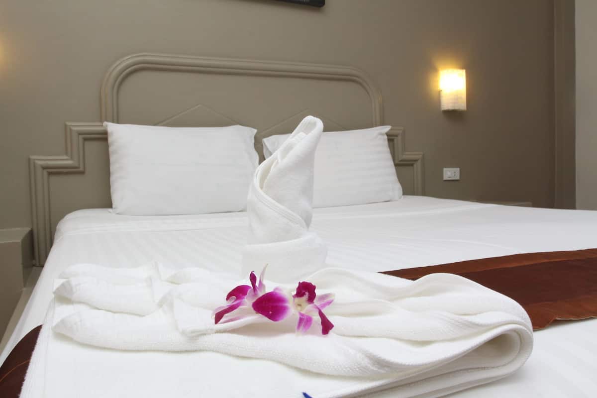 minibar, in-room safe, individually decorated, desk