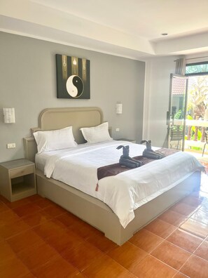 Minibar, caja de seguridad en la habitación y decoración personalizada 