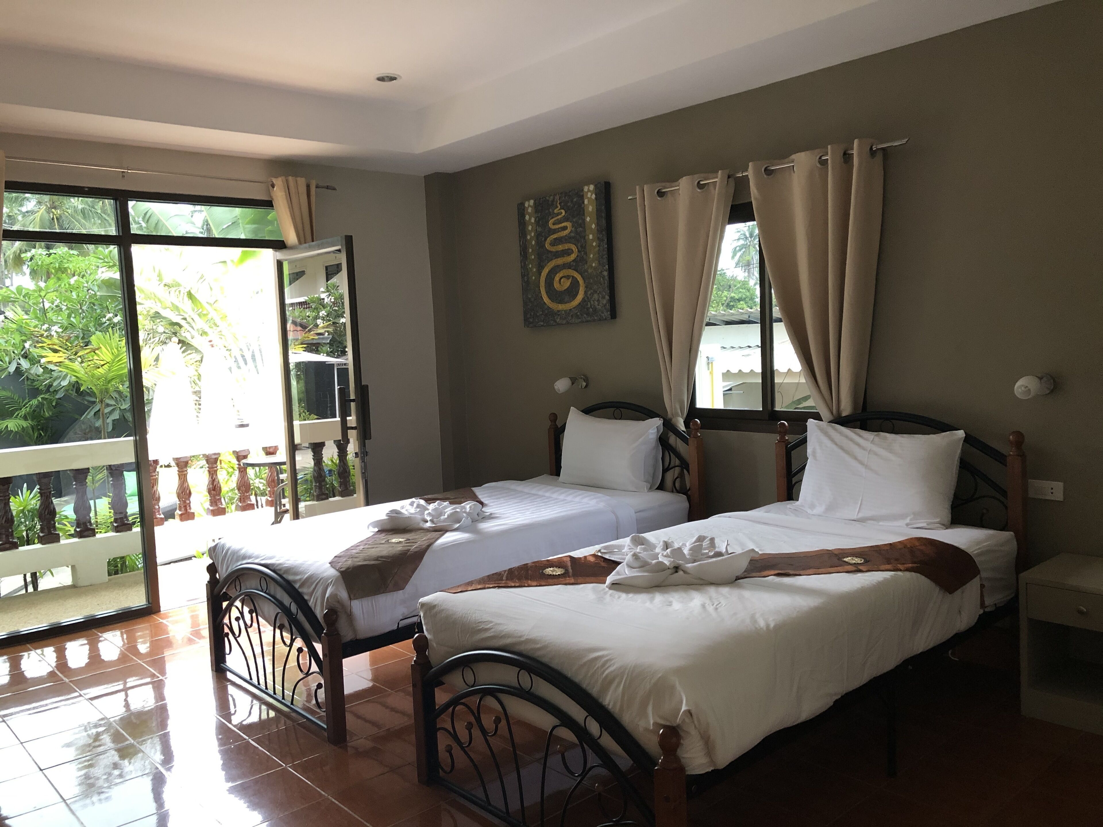 minibar, in-room safe, individually decorated, desk