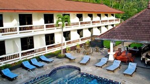 Outdoor pool, pool umbrellas, sun loungers - Tropical Palm Resort (Koh Samui)