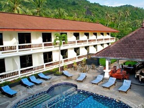 Kolam renang outdoor, dengan payung kolam renang dan kursi berjemur