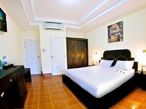 Minibar, brankas, didekorasi berbeda-beda, dan meja kerja