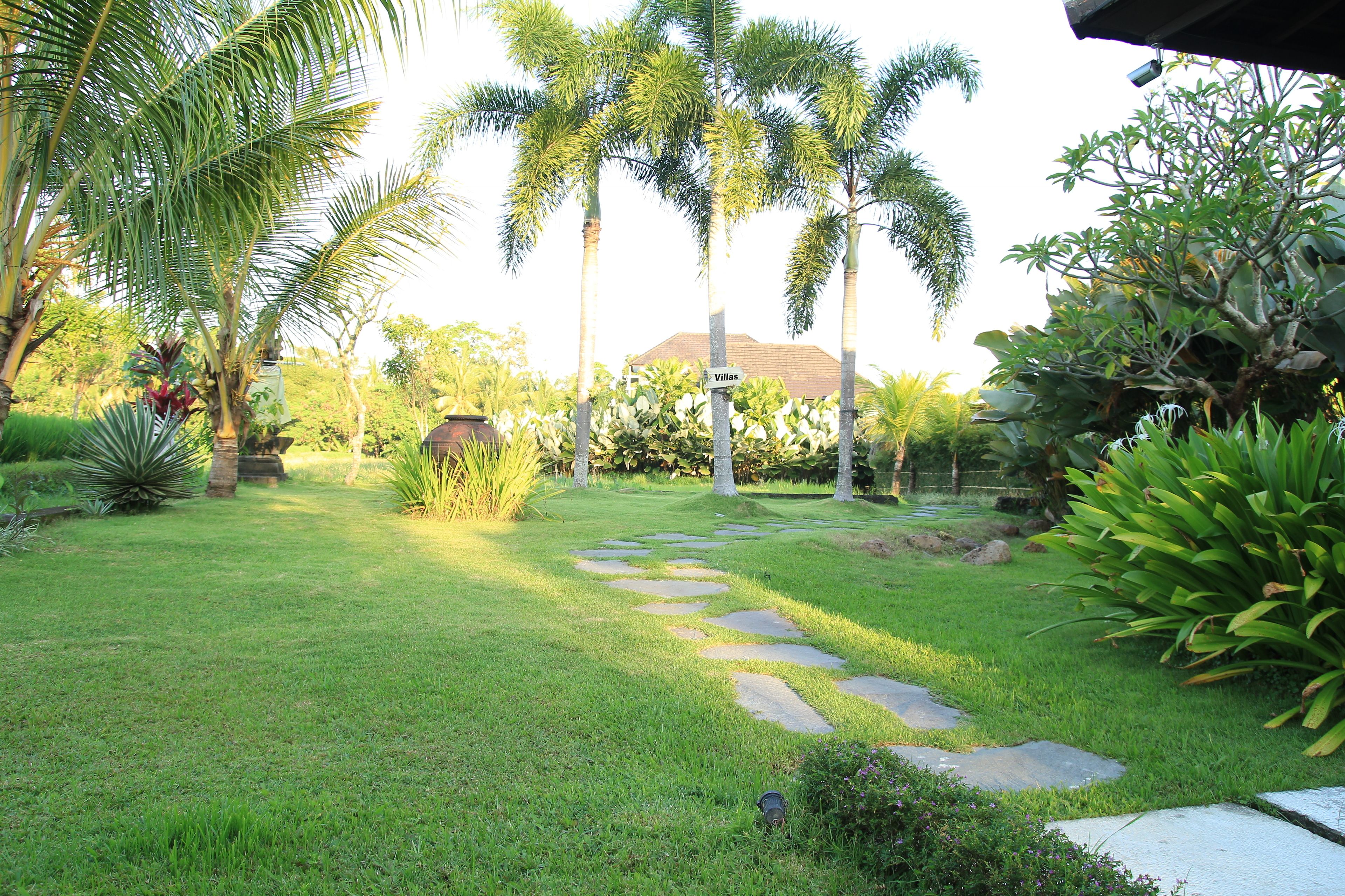 A garden with a stone pathway leading to a house labeled "Villas."
