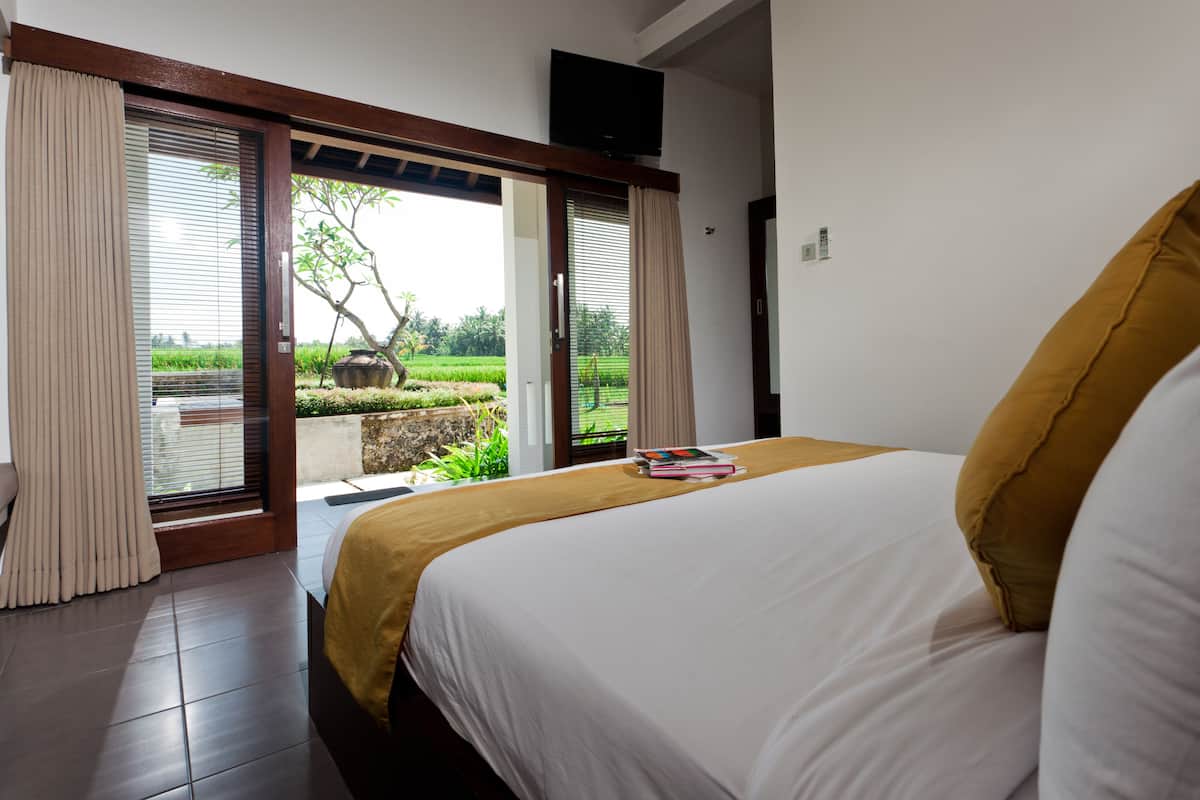 Deluxe Room, 1 King Bed | 1 bedroom, premium bedding, minibar, in-room safe