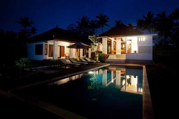 Una piscina al aire libre, sombrillas, tumbonas