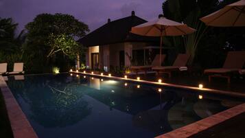 Piscina externa, guarda-sóis, espreguiçadeiras