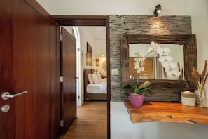 Deluxe kamer, 1 twee- of 2 eenpersoonsbedden | Luxe beddengoed, een minibar, een kluis op de kamer, geluiddichte muren