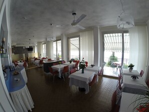 Colazione a buffet inclusa, servita tutte le mattine