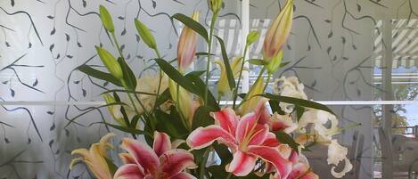 A vase with pink and white lilies.