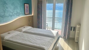 Camera con letto matrimoniale o 2 letti singoli | Una cassaforte in camera, una scrivania, Wi-Fi gratuito, lenzuola