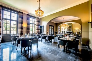 Melayani sarapan dan makan malam dengan sajian masakan Prancis