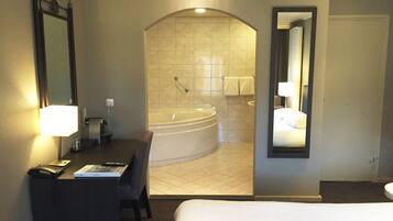 Suite | In-room safe, desk, cots/infant beds, rollaway beds