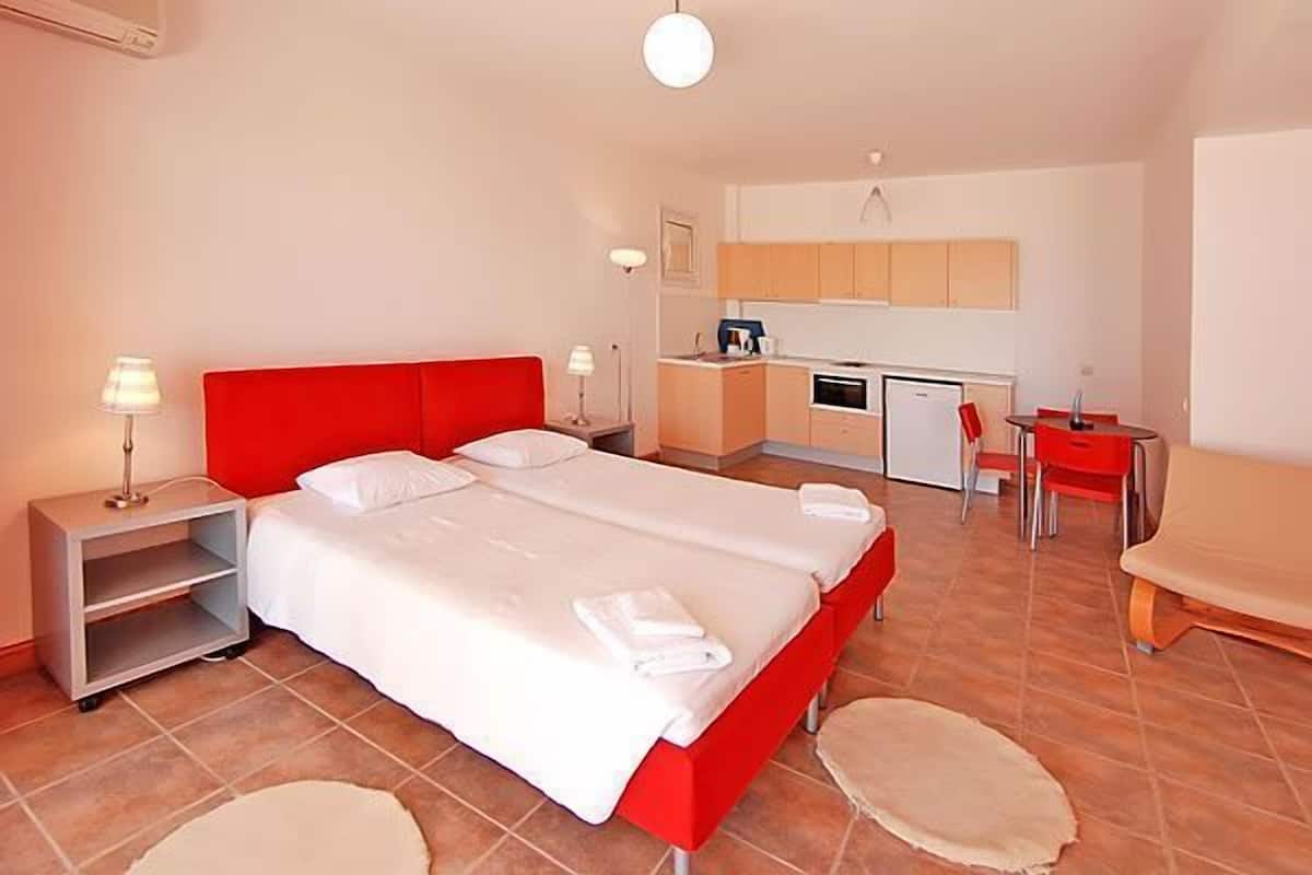 Departamento, 2 habitaciones | Escritorio, insonorización y tabla de planchar con plancha