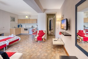 Desk, soundproofing, iron/ironing board, free cots/infant beds - Glyfa Apartments (Corfu)