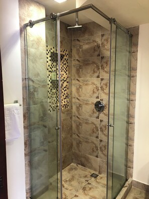 Shower, rainfall showerhead, free toiletries, hair dryer - Hotel Castilla Real (Pereira)
