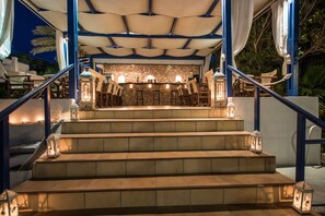 Dining - Anezina Villas (Santorini)