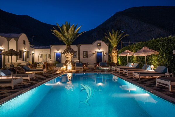 Outdoor pool, pool loungers