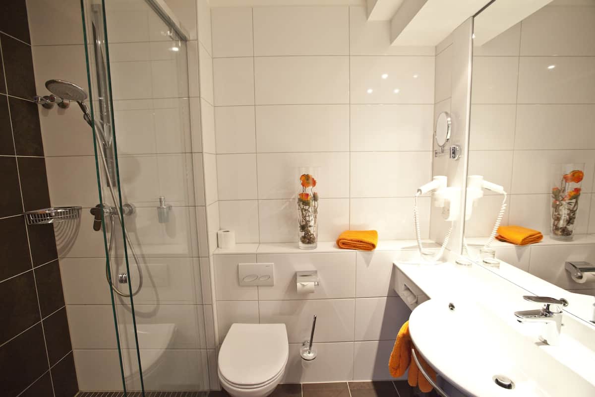 Duş, saç kurutma makinesi, havlu