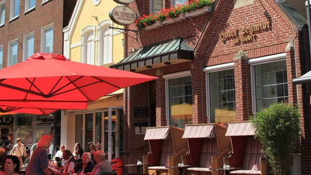 A brick building with a sign for 'Hotel Restaurant SCHMIDT'. - Hotel Schmidt am Markt (Meppen)