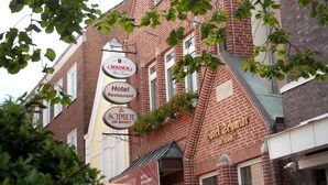 A building with signs for 'Rolinck Hotel Restaurant' and 'Schmidt Am Markt'. - Hotel Schmidt am Markt (Meppen)