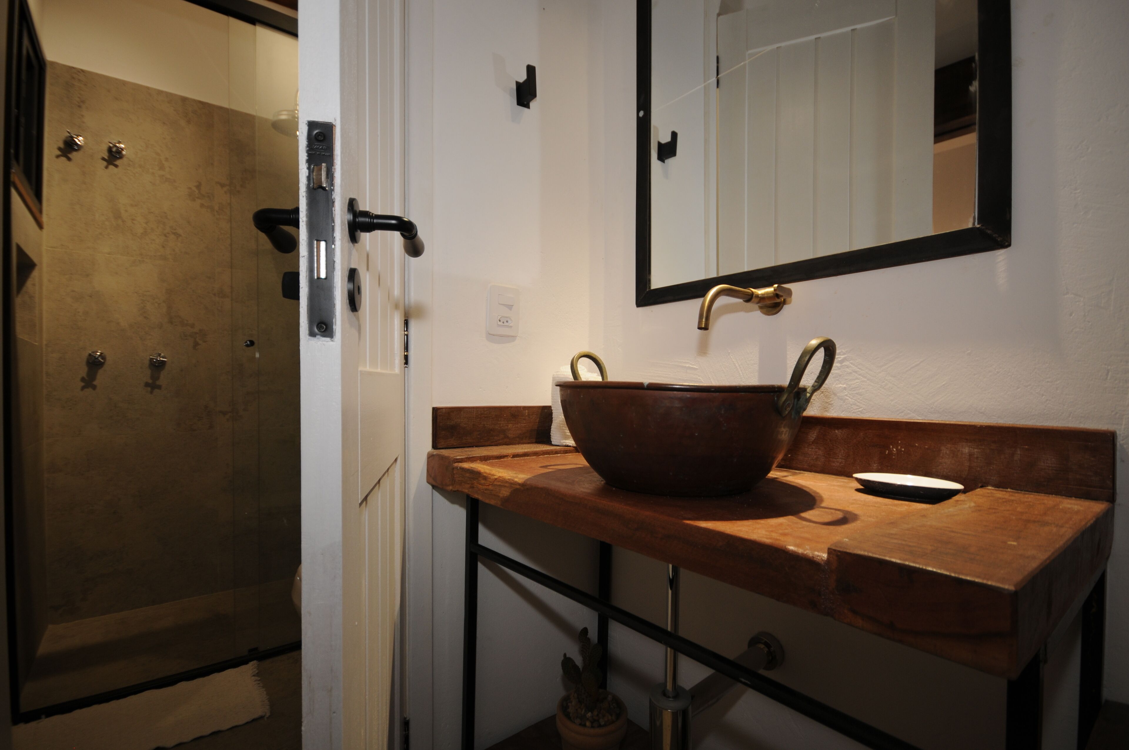 Habitación de diseñador | Baño | Regadera, amenidades de baño gratuitas, secadora de cabello, toallas 