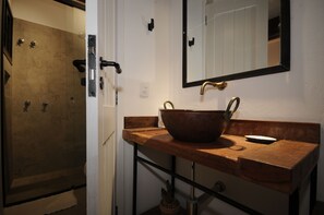 Habitación de diseñador | Baño | Regadera, amenidades de baño gratuitas, secadora de cabello, toallas 