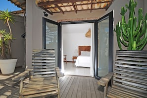 Habitación Deluxe | Cortinas blackout, tabla de planchar con plancha y wifi gratis 