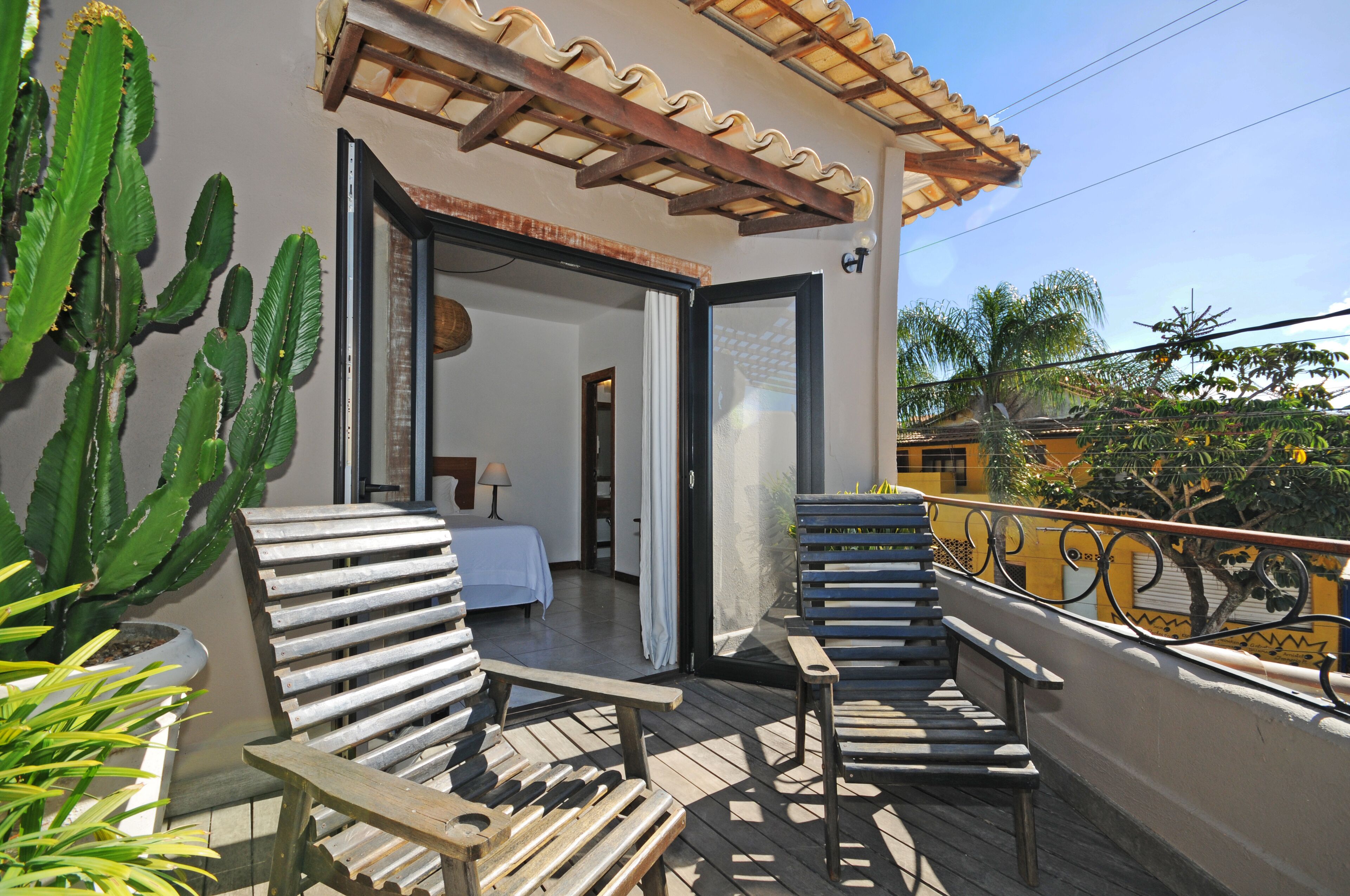 Quarto luxo | Cortinas blackout, ferros/tábuas de passar roupa, Wi-Fi de cortesia