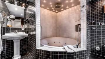 Superior Double or Twin Room, Jetted Tub | Premium bedding, free minibar, in-room safe, individually decorated