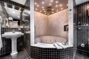 Superior Double or Twin Room, Jetted Tub | Premium bedding, minibar (free items), in-room safe, desk - Main Street Hotel (Ypres)