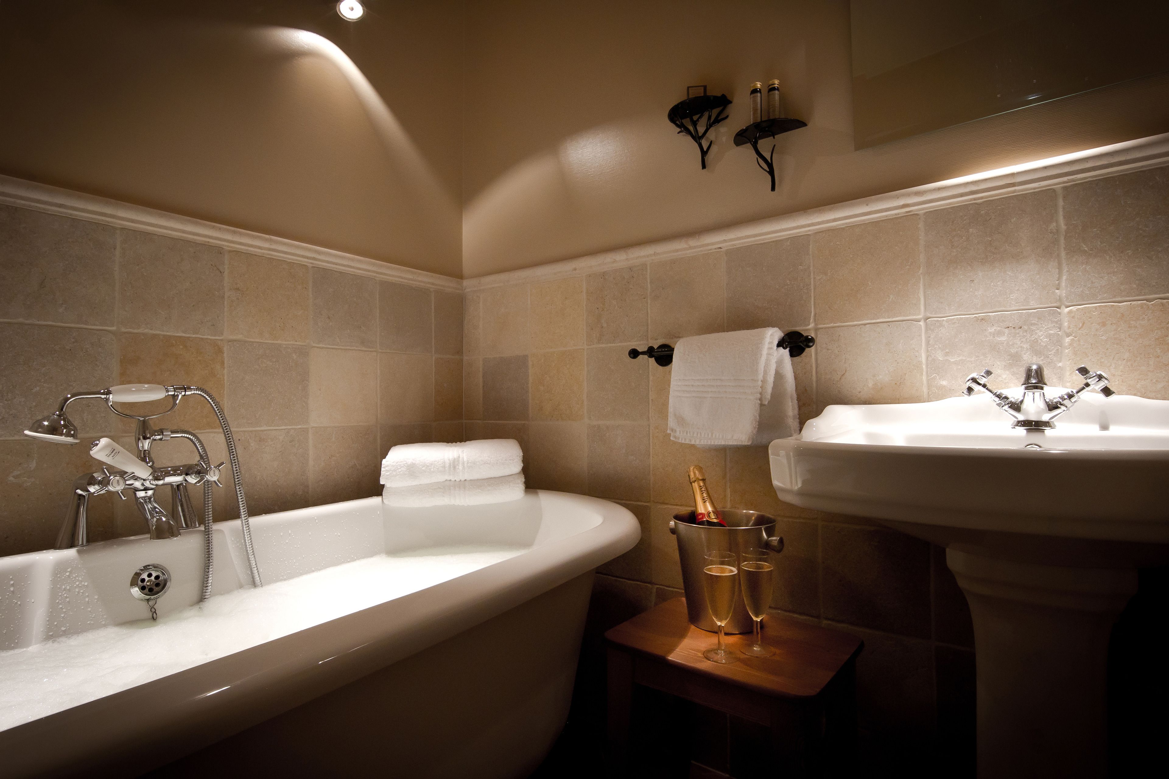 deluxe double or twin room, terrace | bathroom | rainfall showerhead, free toiletries, hair dryer, bathrobes