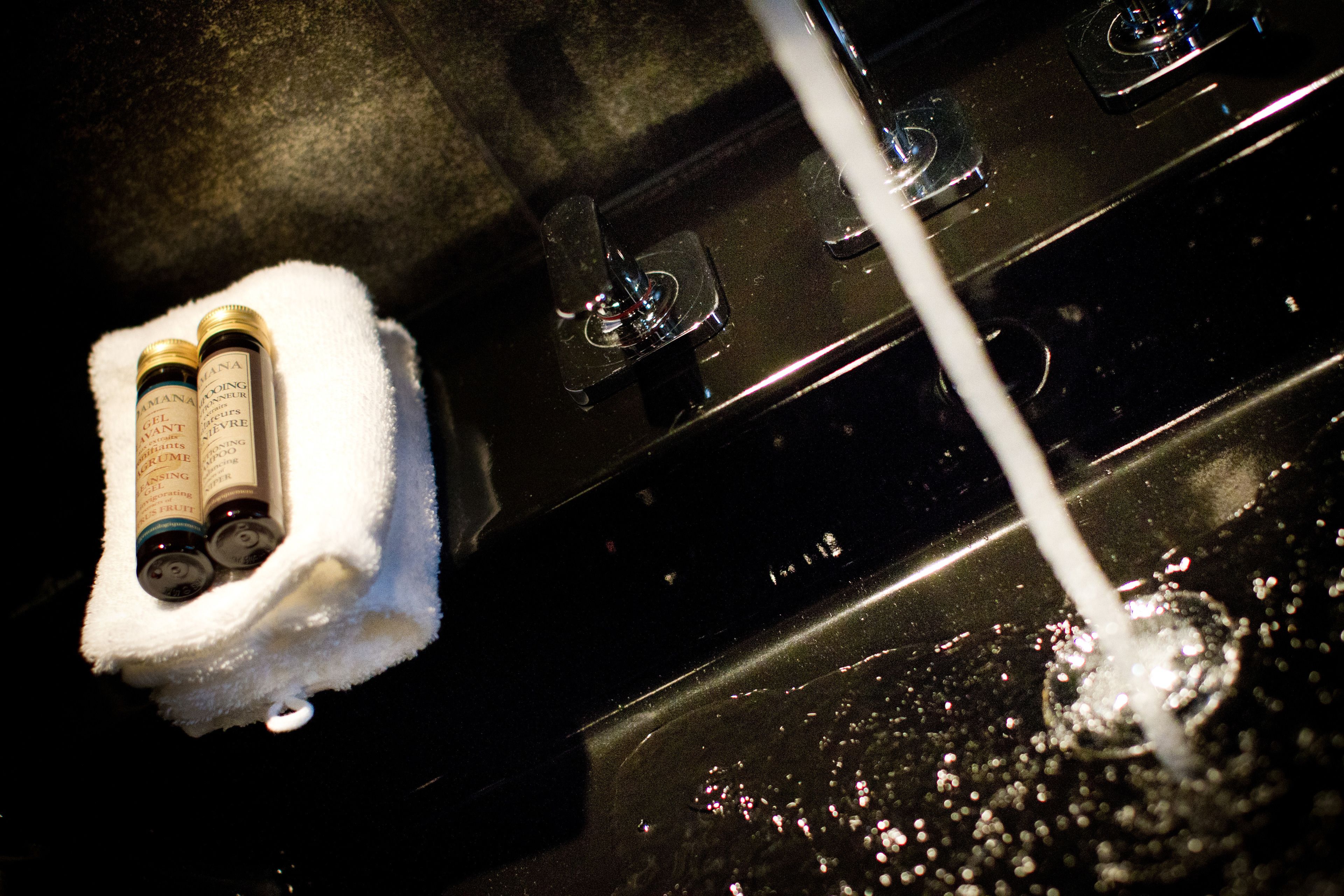 comfort double or twin room | bathroom sink