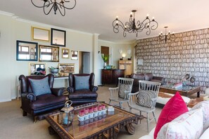 Flat-screen TV - Whale View Manor Guesthouse (Cape Town)