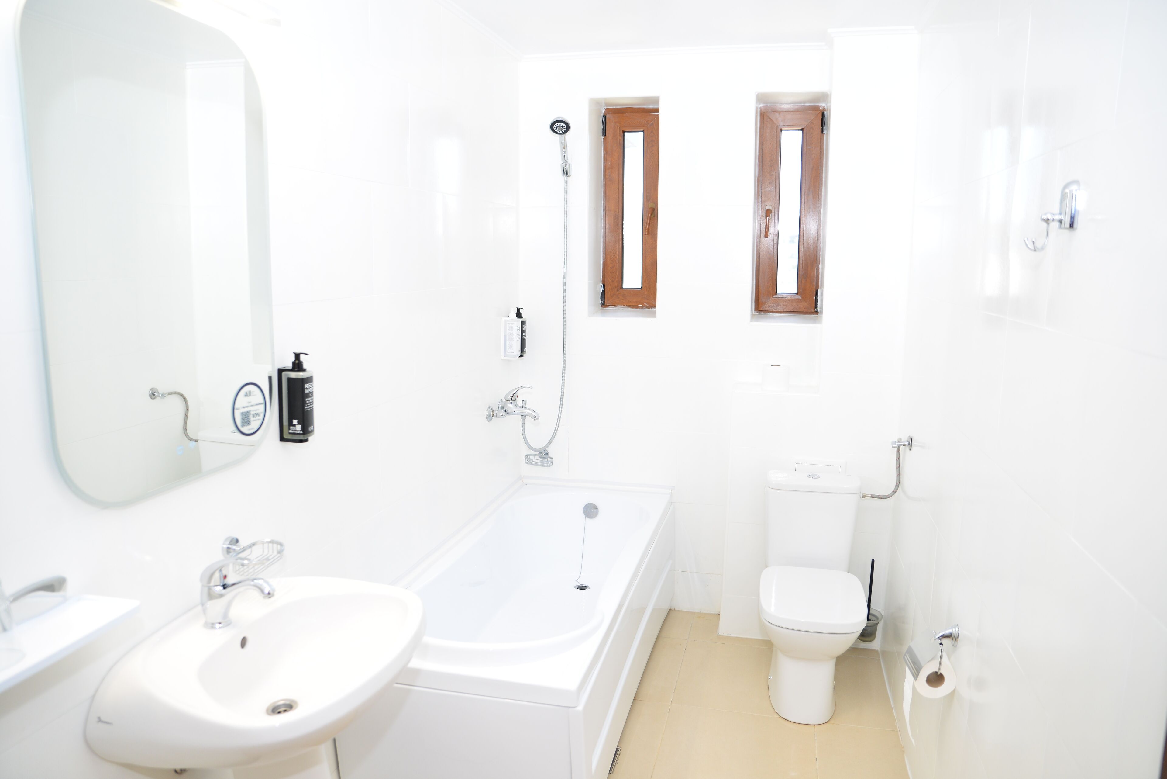 Une salle de bain moderne avec une baignoire, un lavabo et des toilettes.