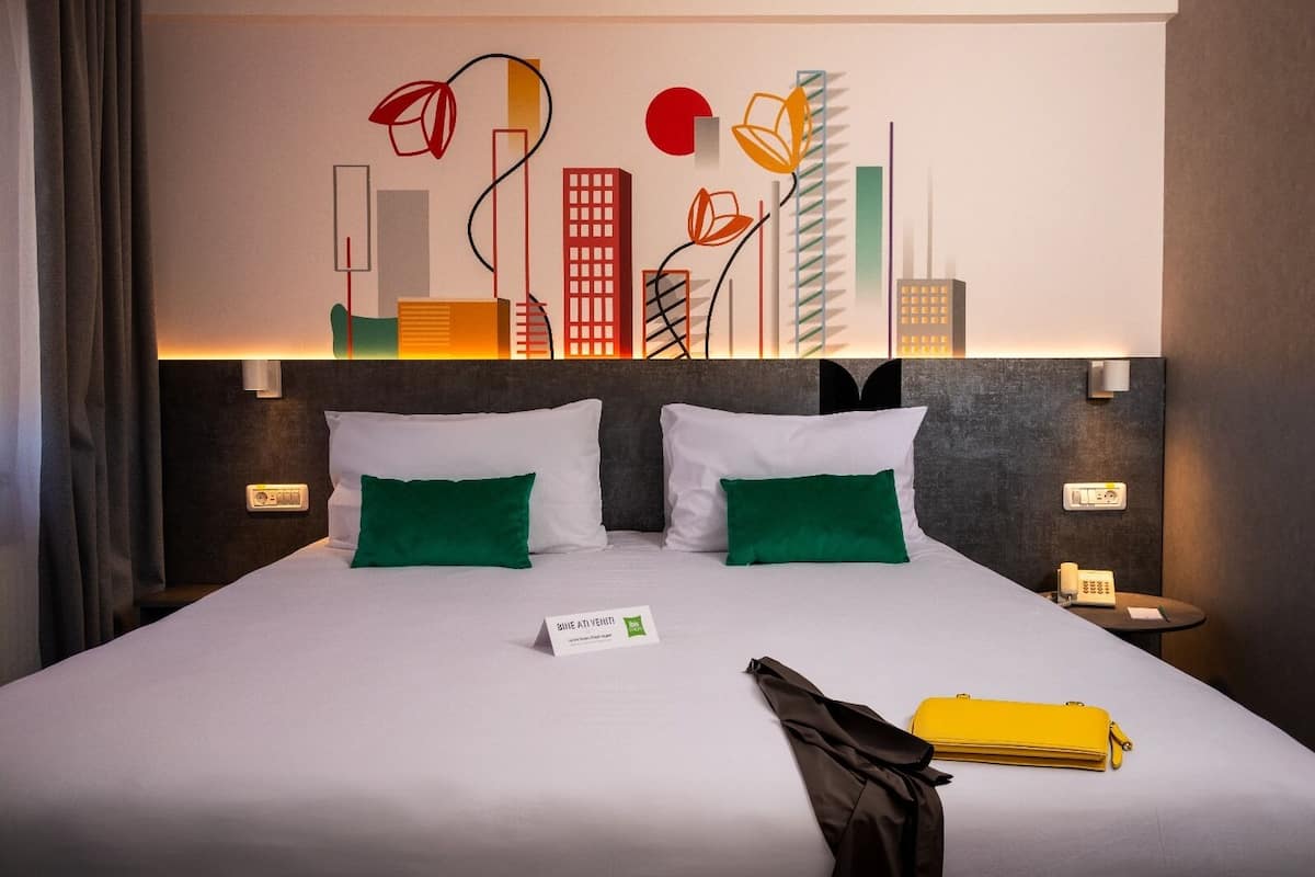 premium room, 1 double bed | premium bedding, memory-foam beds, minibar, in-room safe