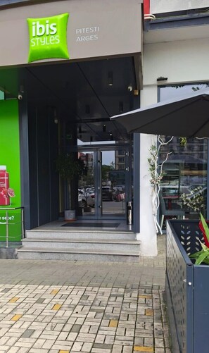 Terrace/patio - ibis Styles Pitesti Arges (Pitesti)