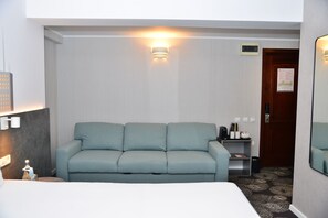 أغطية فراش متميزة وأسرّة بإسفنج يتكيف مع شكل الجسم وميني بار