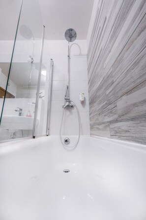 Comfort Double Room | Bathroom | Free toiletries, hair dryer, towels - CitiHotel Veliki (Novi Sad)