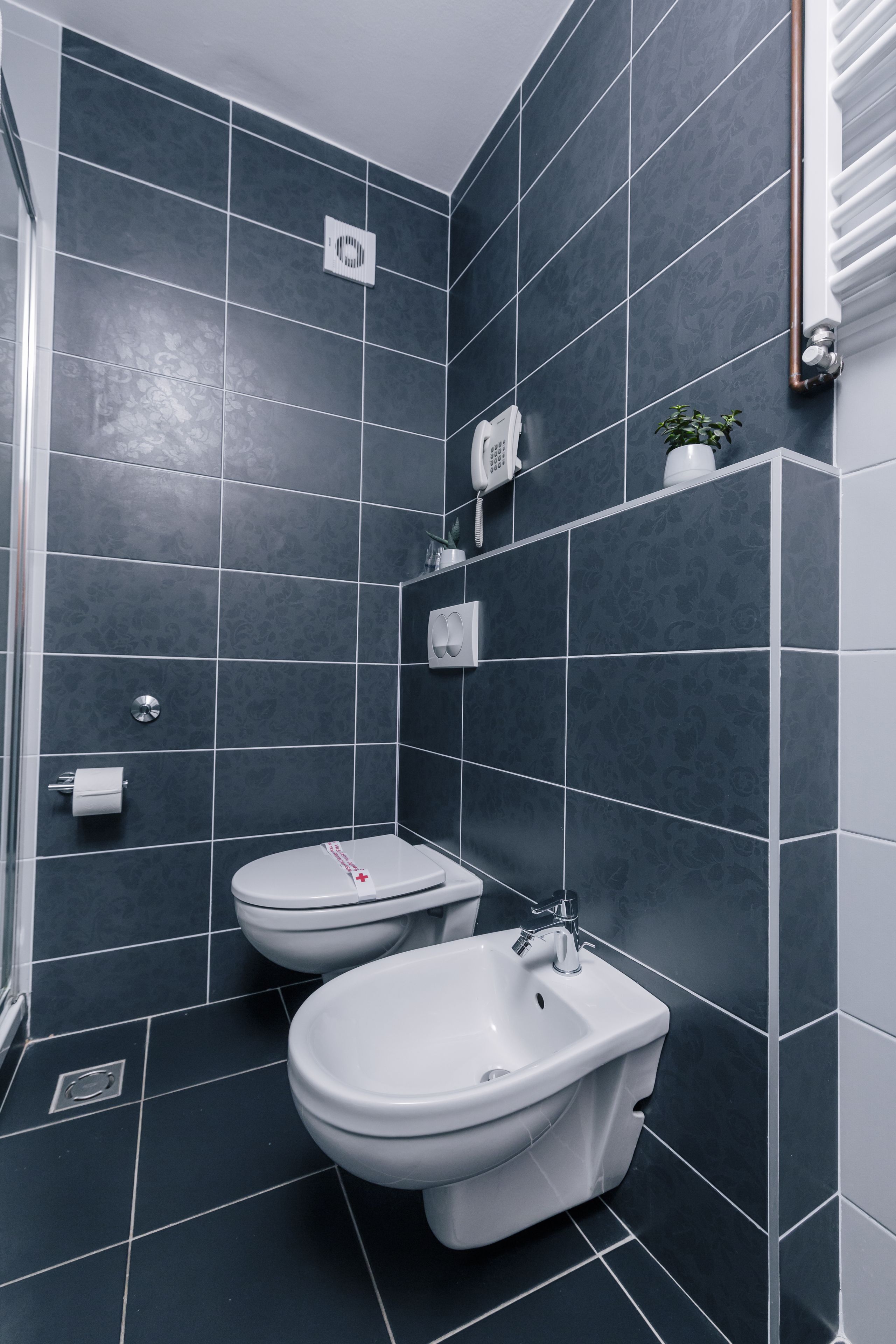 one bedroom apartment for 4 people | bathroom | free toiletries, hair dryer, towels