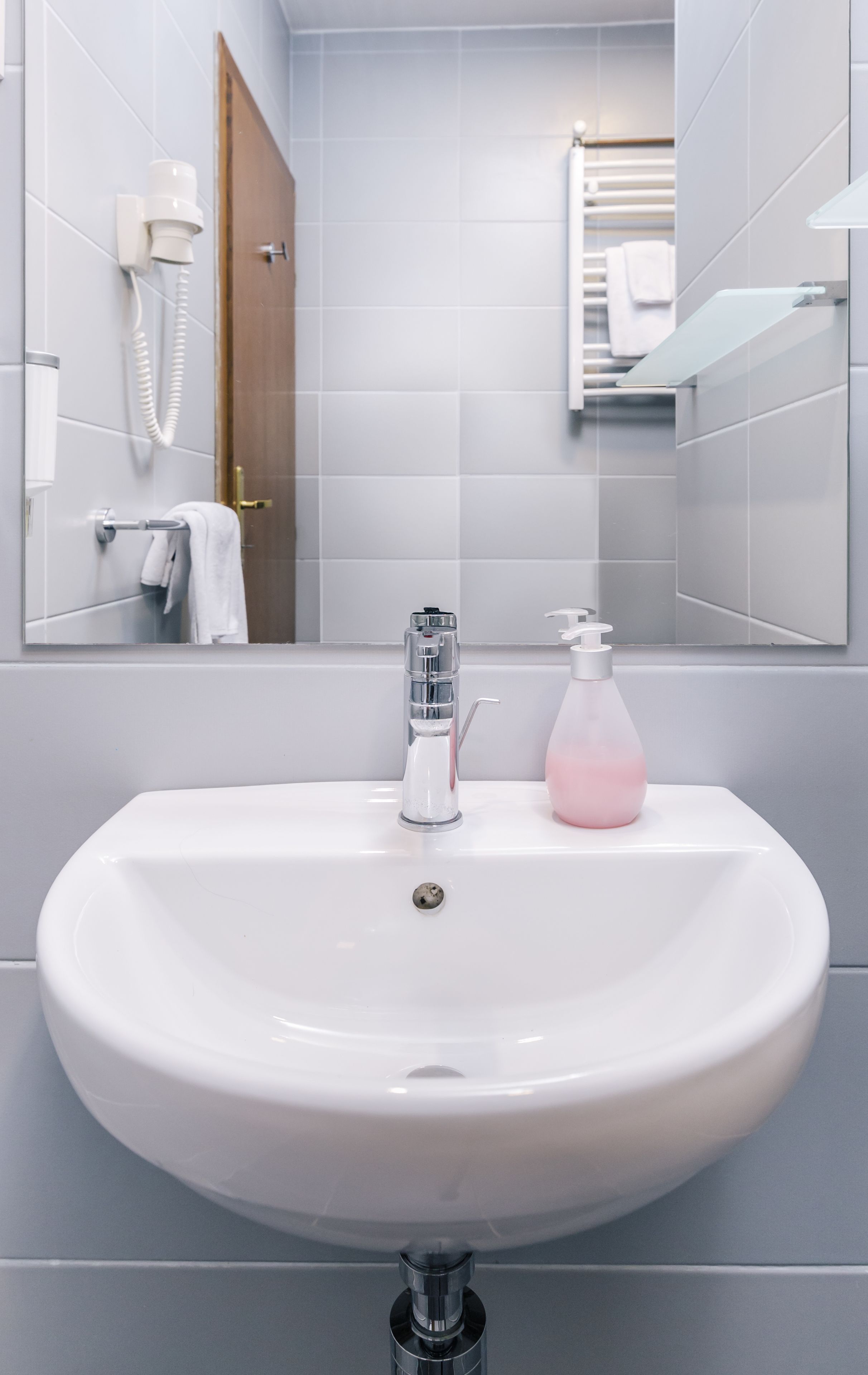 one bedroom apartment for 5 people | bathroom sink