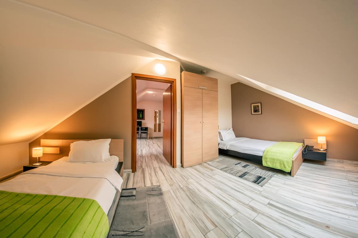 1 bedroom, memory foam beds, desk, laptop workspace