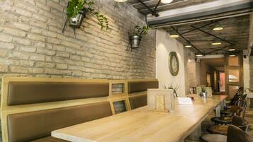 Petit déjeuner, déjeuner, dîner et brunch servis sur place