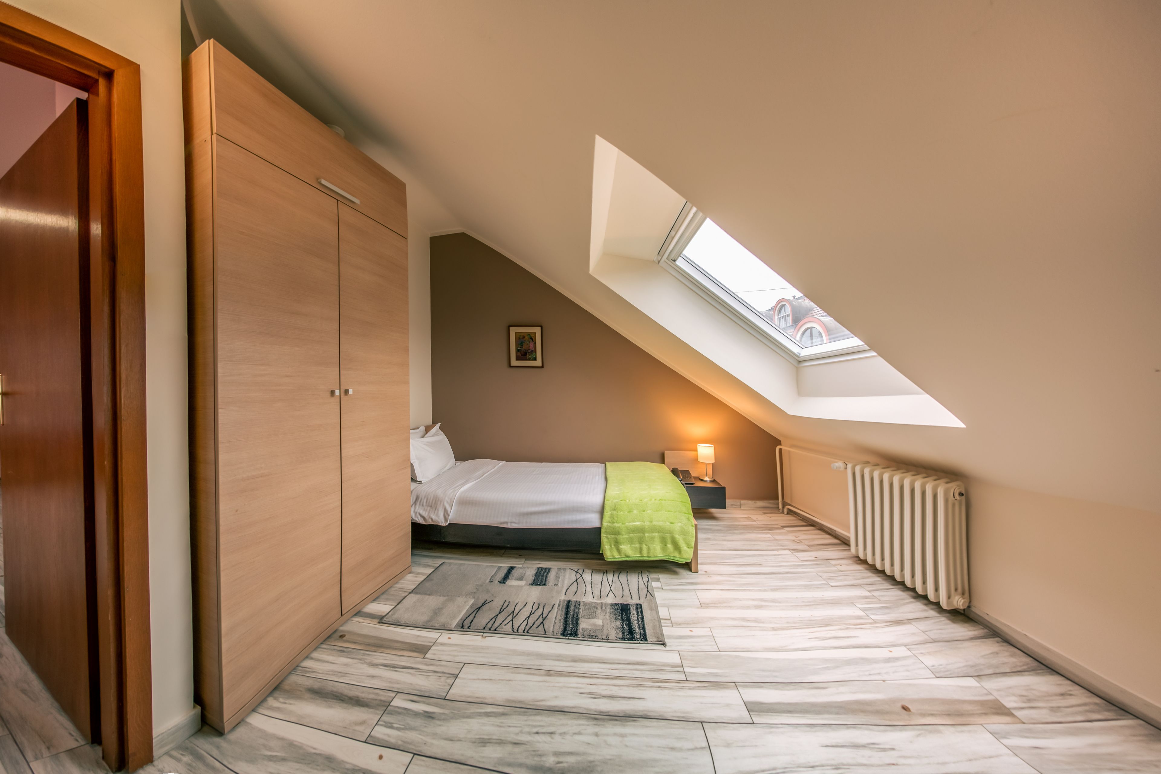 1 bedroom, memory-foam beds, desk, laptop workspace