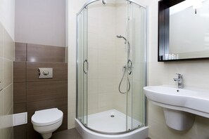 Driepersoonskamer, uitzicht op rivier | Badkamer | Een douche, gratis toiletartikelen, een haardroger, handdoeken