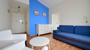 Familie appartement (2 rooms) | Woonruimte | Een 32-inch flatscreentelevisie met digitale zenders