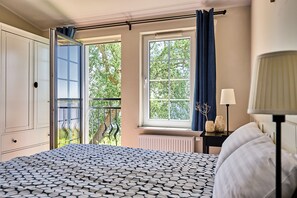 Habitación triple, vista al río | Escritorio, wifi gratis y ropa de cama