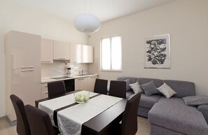 Departamento exclusivo, 2 habitaciones, balcón | Sala de estar | Televisión LCD 